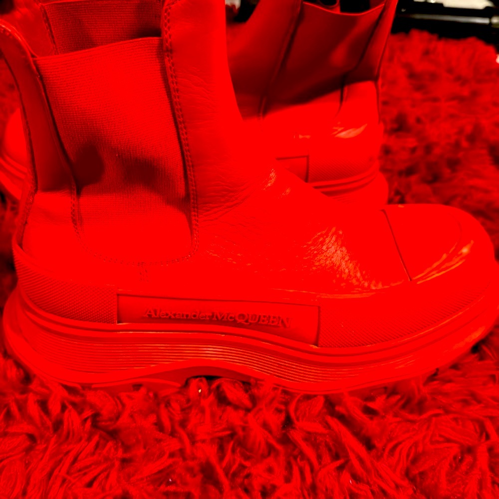 ALEXANDER MCQUEEN
Tread Slick leather Chelsea boots